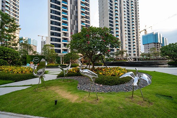 Custom Stainless Steel Flying Bird Sculptures – Modern Outdoor Crane Statues for Garden & Landscape Decor